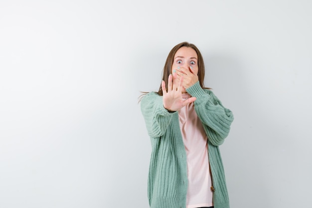 Giovane donna espressiva che posa nello studio