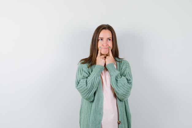 Giovane donna espressiva che posa nello studio