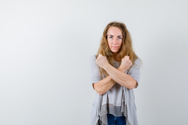 Giovane donna espressiva che posa nello studio