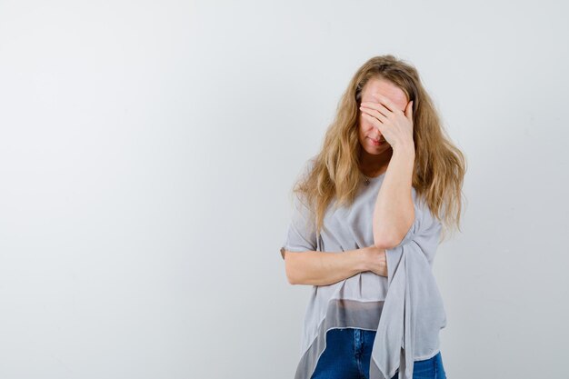 Giovane donna espressiva che posa nello studio