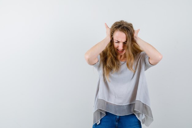 Giovane donna espressiva che posa nello studio