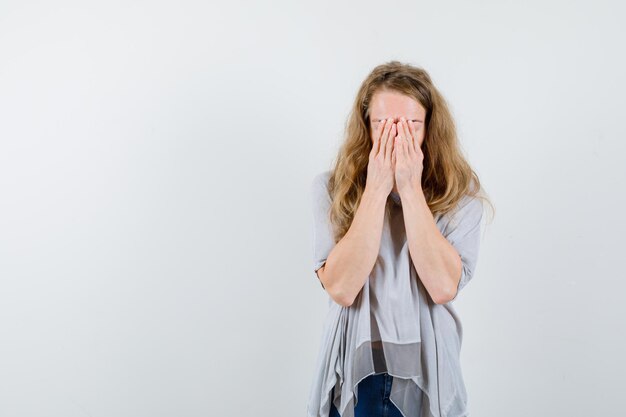 Giovane donna espressiva che posa nello studio