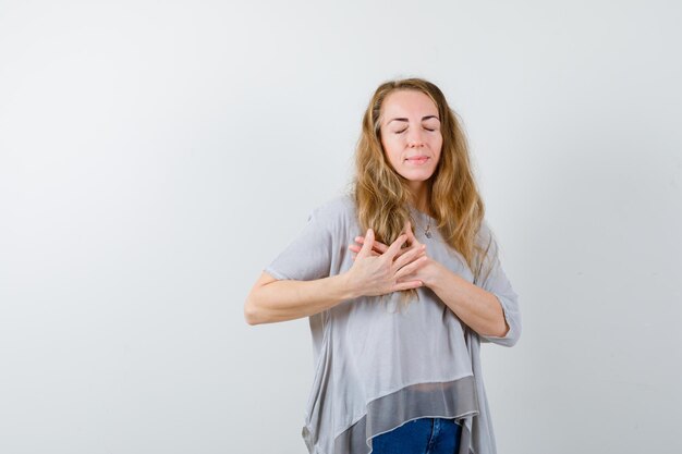 Giovane donna espressiva che posa nello studio