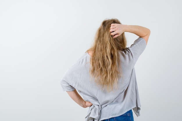 Giovane donna espressiva che posa nello studio