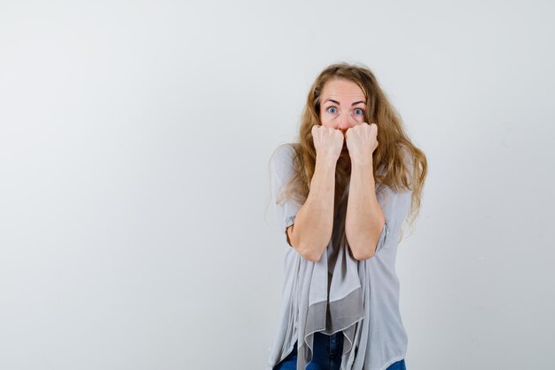 Giovane donna espressiva che posa nello studio