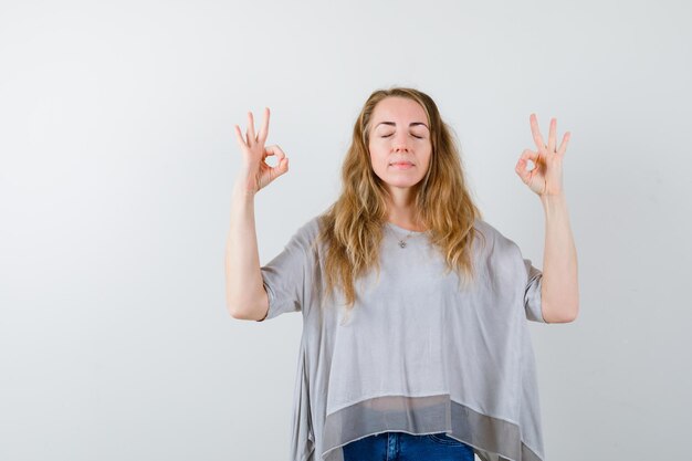 Giovane donna espressiva che posa nello studio