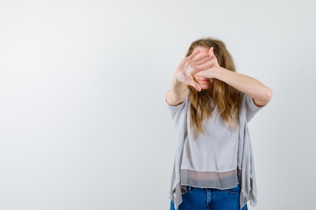 Giovane donna espressiva che posa nello studio