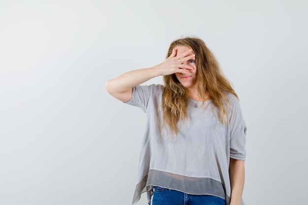 Giovane donna espressiva che posa nello studio