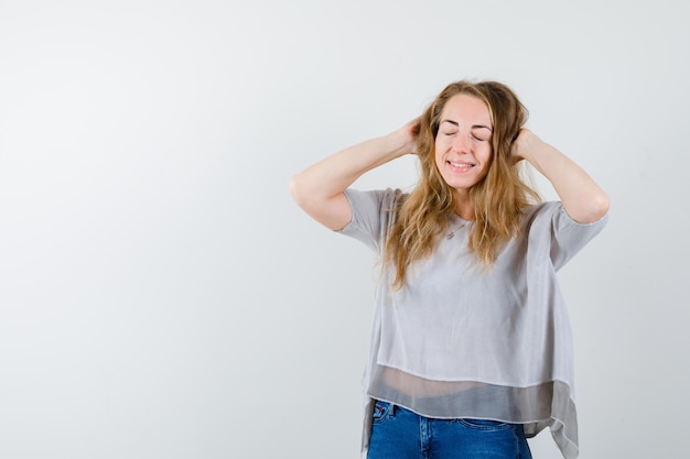 Giovane donna espressiva che posa nello studio