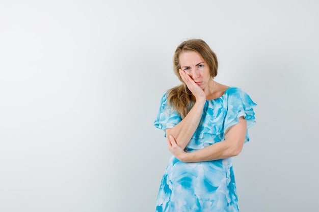 Giovane donna espressiva che posa nello studio