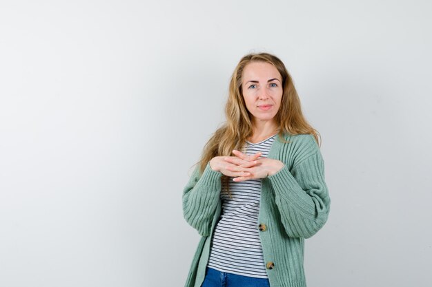 Giovane donna espressiva che posa nello studio