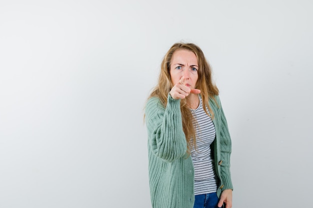 Giovane donna espressiva che posa nello studio