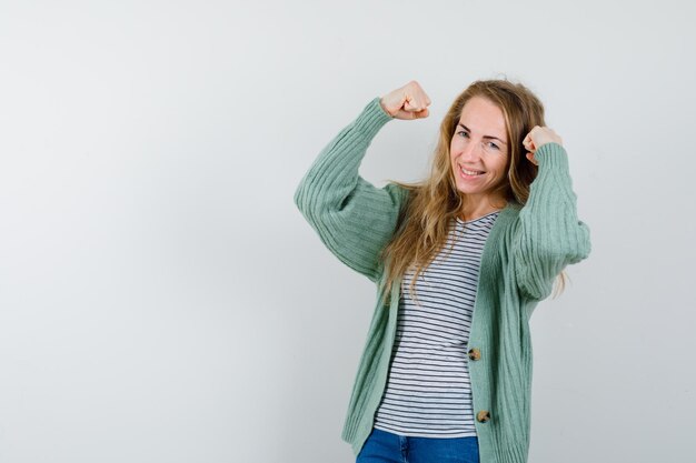 Giovane donna espressiva che posa nello studio