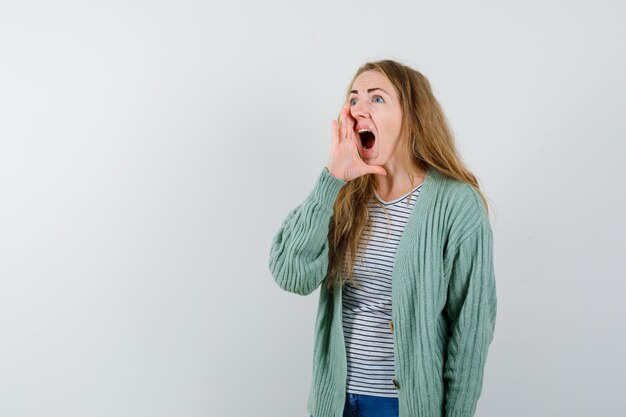 Giovane donna espressiva che posa nello studio