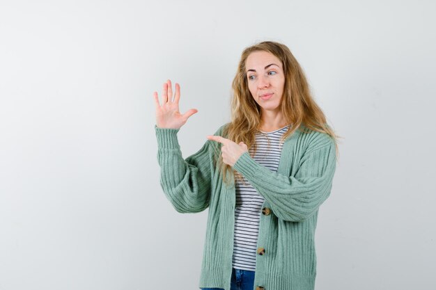 Giovane donna espressiva che posa nello studio