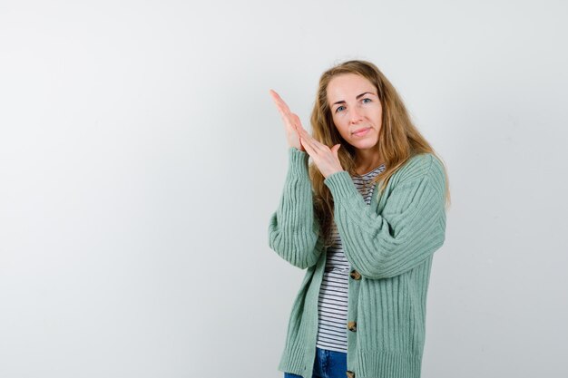 Giovane donna espressiva che posa nello studio