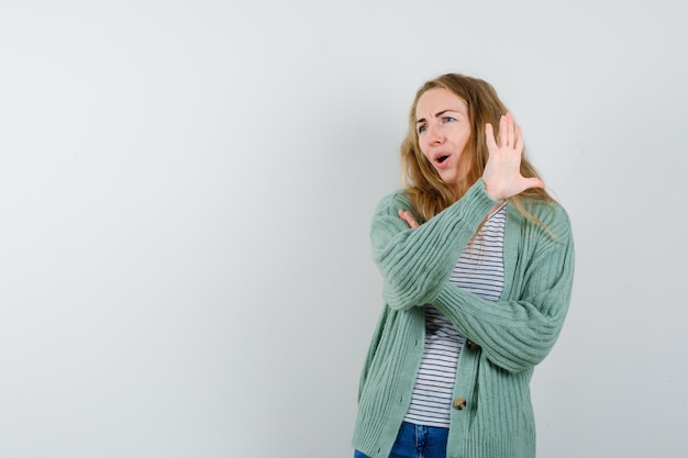 Giovane donna espressiva che posa nello studio