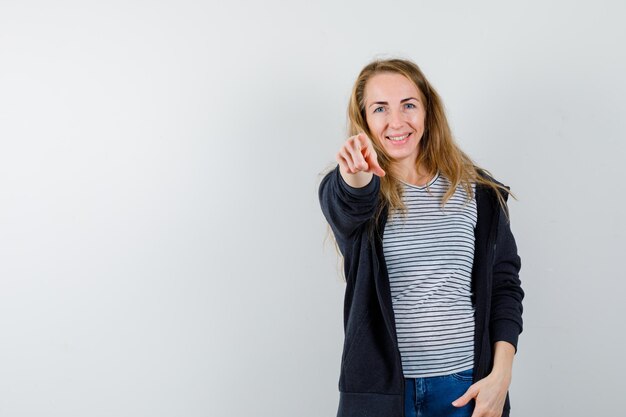 Giovane donna espressiva che posa nello studio