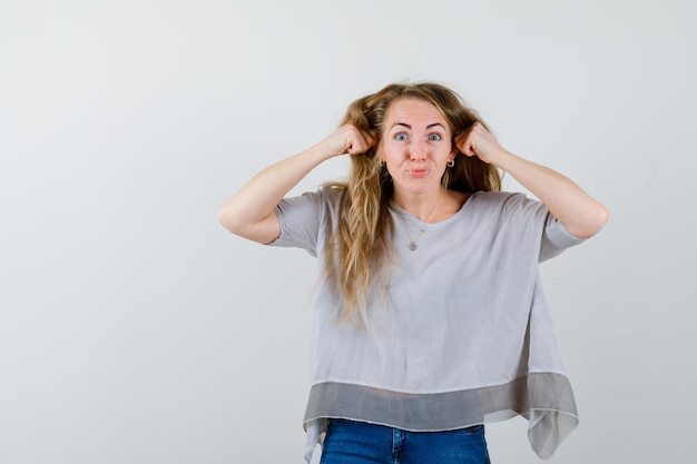 Giovane donna espressiva che posa nello studio