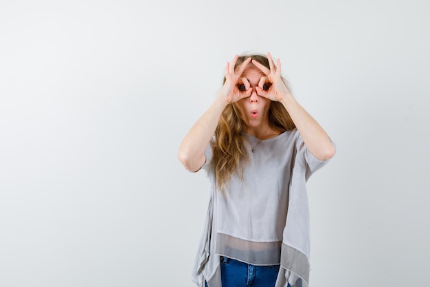 Giovane donna espressiva che posa nello studio