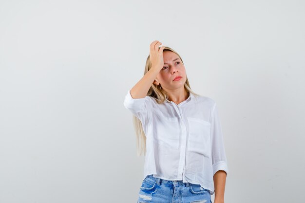 Giovane donna espressiva che posa