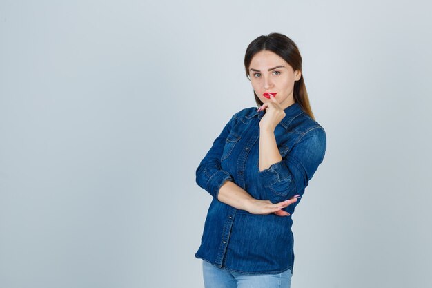 Giovane donna espressiva che posa