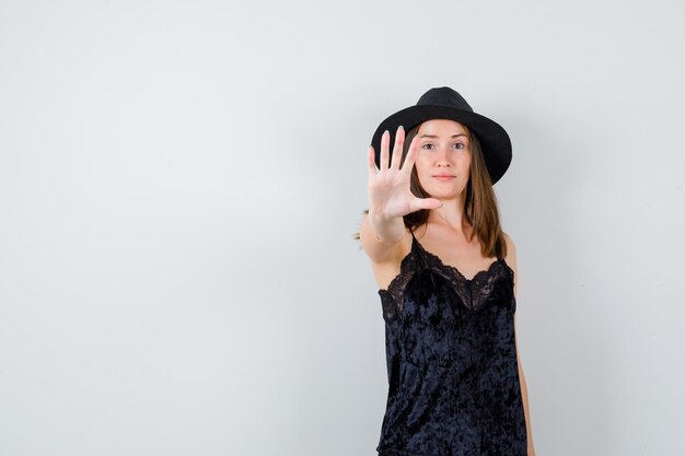 Giovane donna espressiva in posa in studio