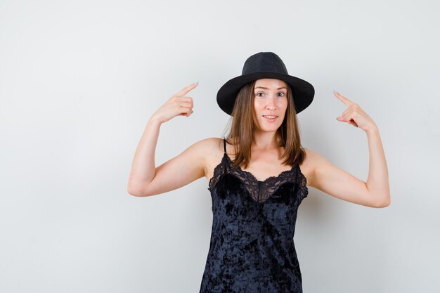 Giovane donna espressiva in posa in studio