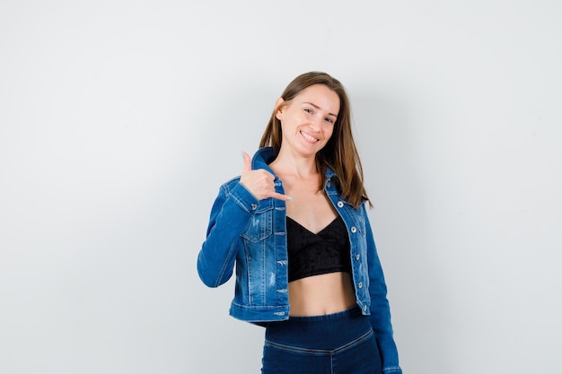 Giovane donna espressiva in posa in studio