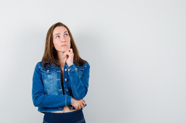 Giovane donna espressiva in posa in studio