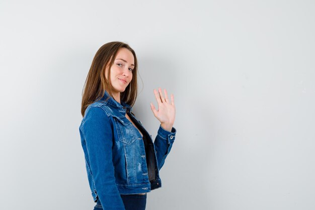 Giovane donna espressiva in posa in studio