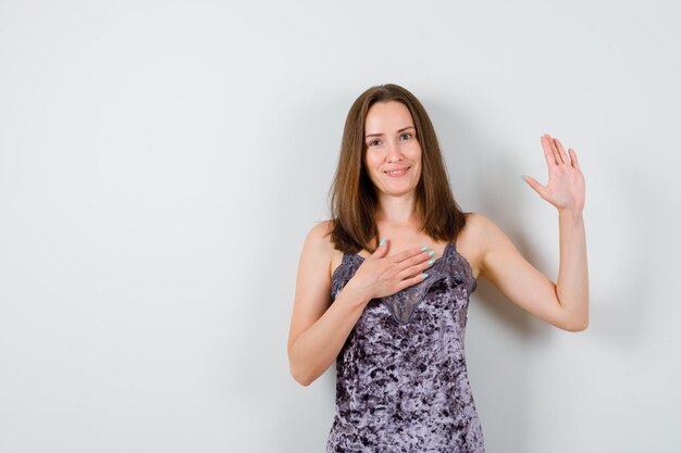 Giovane donna espressiva in posa in studio