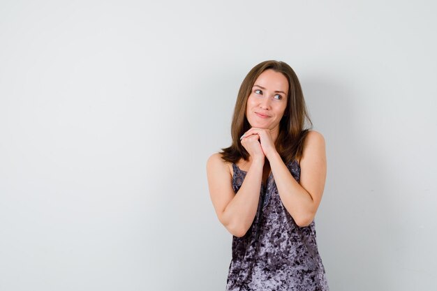 Giovane donna espressiva in posa in studio