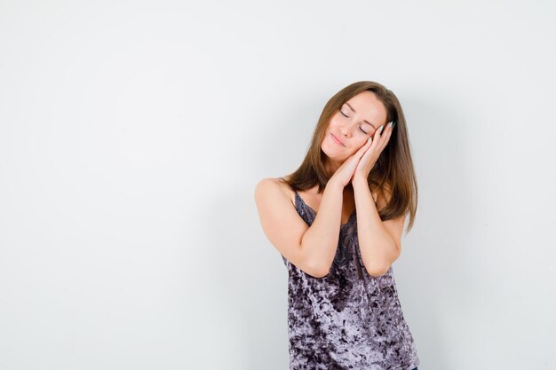 Giovane donna espressiva in posa in studio