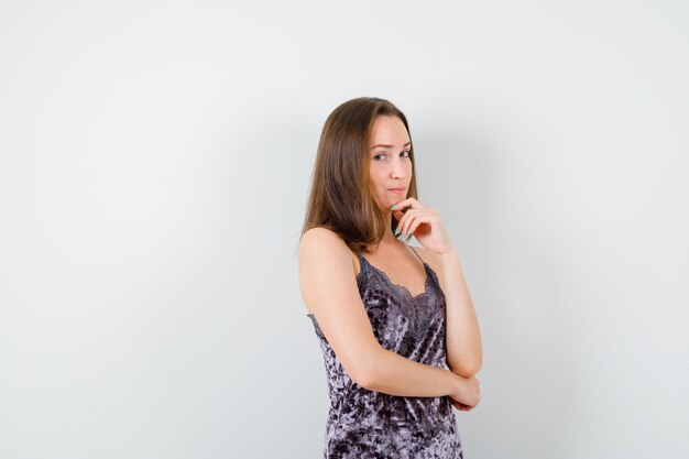 Giovane donna espressiva in posa in studio