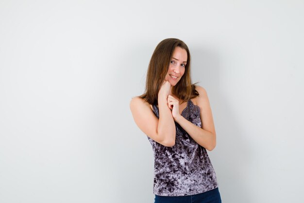 Giovane donna espressiva in posa in studio