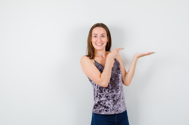 Giovane donna espressiva in posa in studio