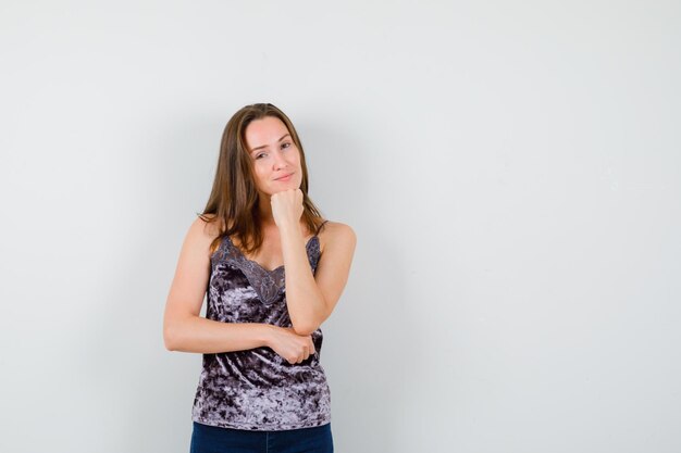 Giovane donna espressiva in posa in studio