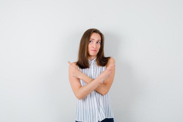 Giovane donna espressiva in posa in studio