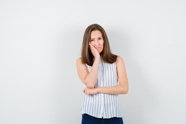 Giovane donna espressiva in posa in studio