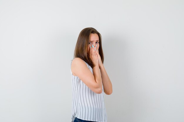 Giovane donna espressiva in posa in studio