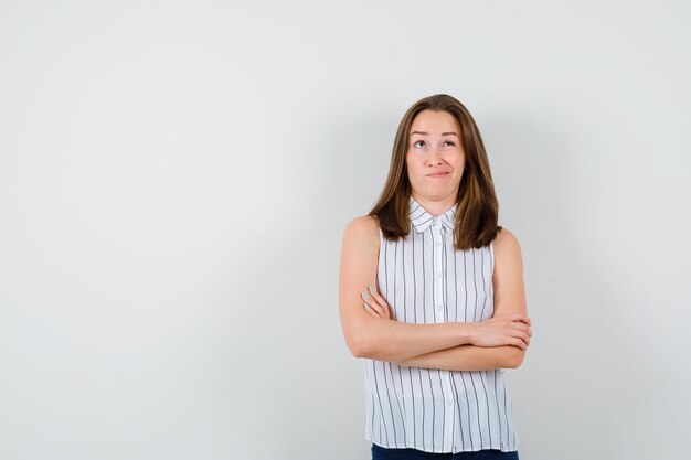 Giovane donna espressiva in posa in studio