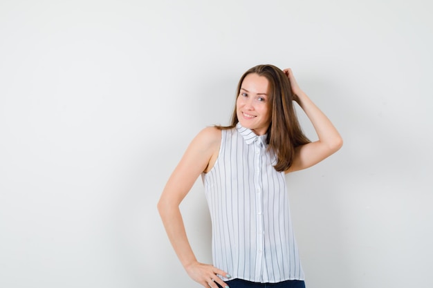 Giovane donna espressiva in posa in studio