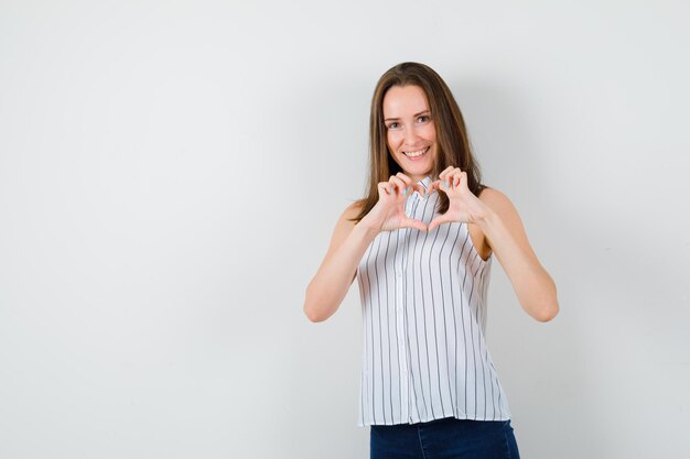 Giovane donna espressiva in posa in studio