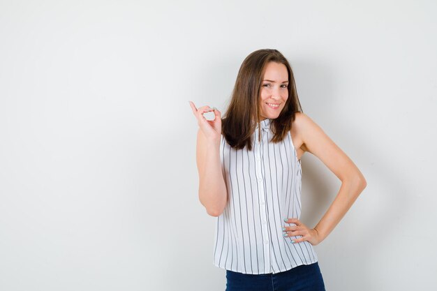 Giovane donna espressiva in posa in studio