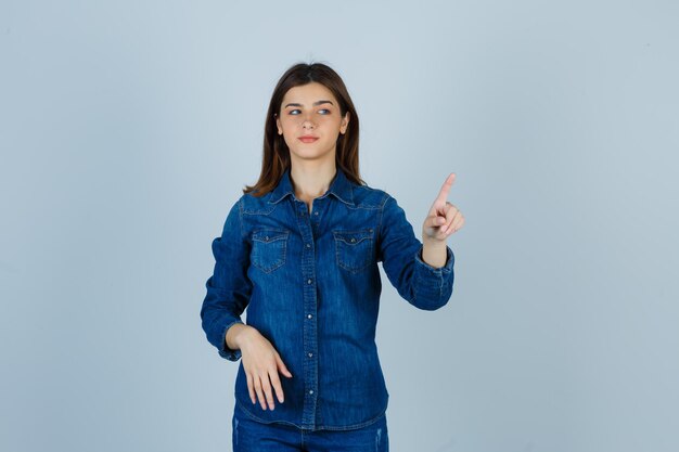 Giovane donna espressiva in posa in studio