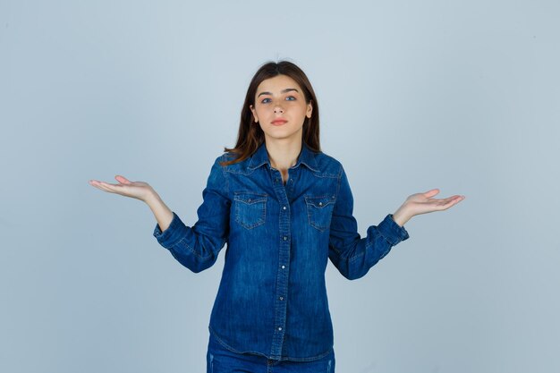 Giovane donna espressiva in posa in studio