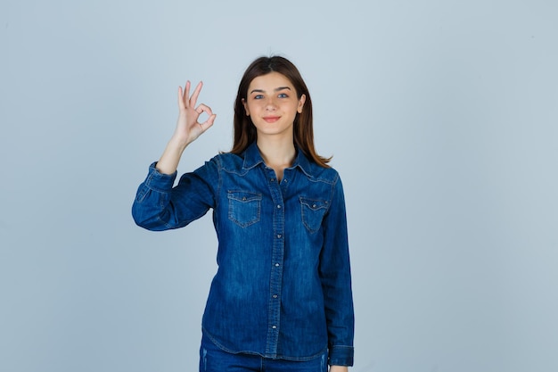 Giovane donna espressiva in posa in studio