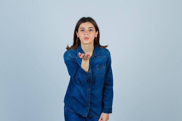 Giovane donna espressiva in posa in studio