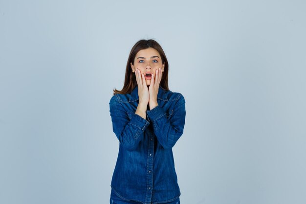 Giovane donna espressiva in posa in studio